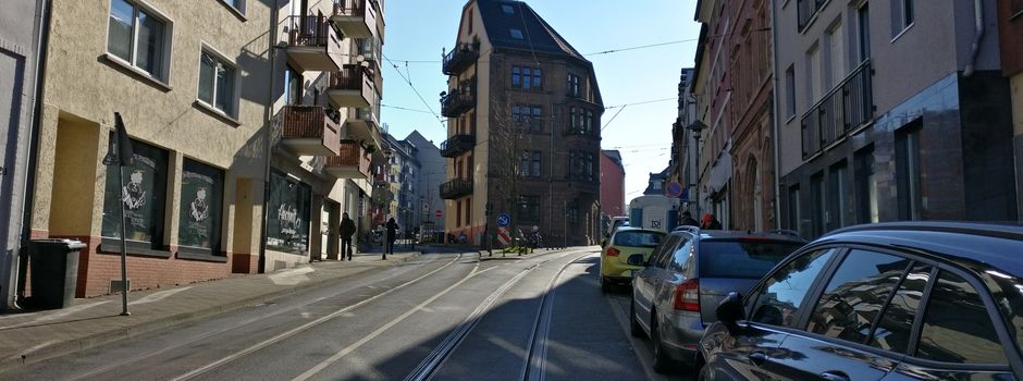 Nach Hausverbot in Mainzer Lokal: Mann tritt gegen Tür und wirft Motorrad um