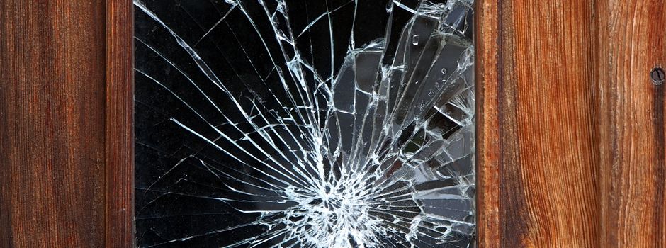 Sachbeschädigungen an drei Haustüren