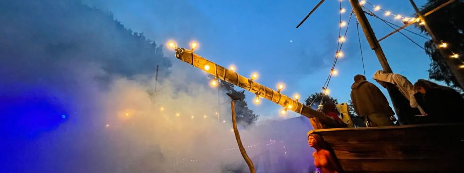 Theater, Musik und Show auf dem Piratenplatz in Hartböhn