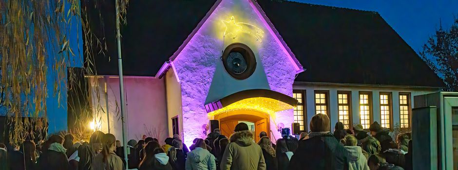 Adventlicher Auftakt mit dem Happy-Night-Stern an der Kreuzkirche