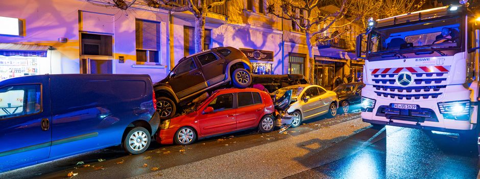 Bus schiebt in Wiesbaden mehrere Autos zusammen