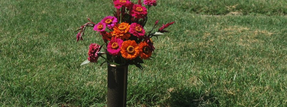 Wichtiger Hinweis des Eigenbetriebs Friedhofs- und Bestattungswesen zu Raseneinzelgräber und Rasenurnengräber