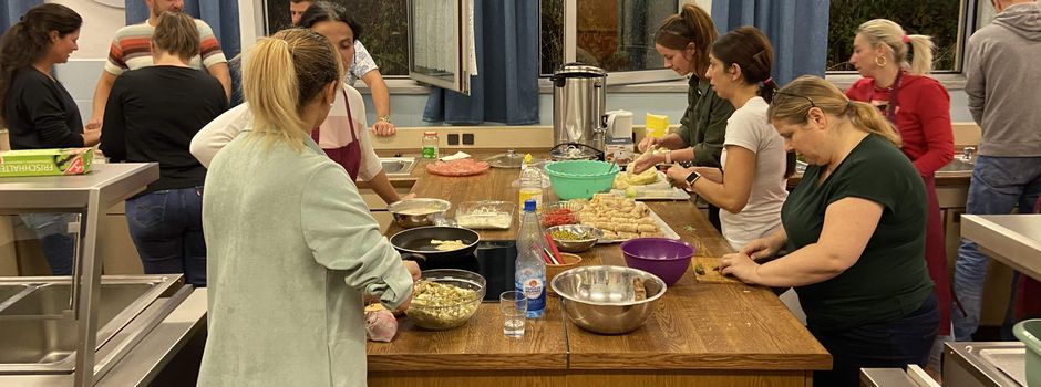 Unterhaltsamer Elternabend bei Chiftele, Sarmale und Mamaliga