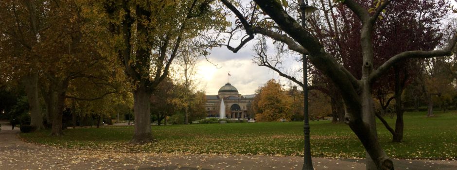 Mann befriedigt sich im Wiesbadener Kurpark selbst