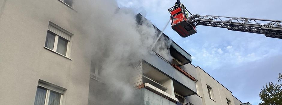Flammenmeer in Wiesbaden: Balkon in Mainz-Kastel brennt lichterloh