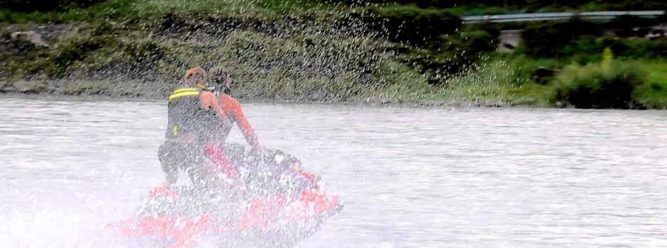 Ärger um Jetski-Fahrer auf dem Rhein bei Niederkassel