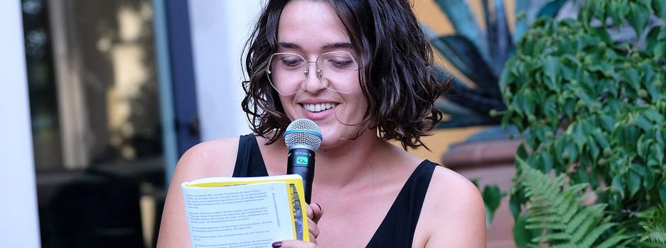 Enis Maci liest im Eiscafé