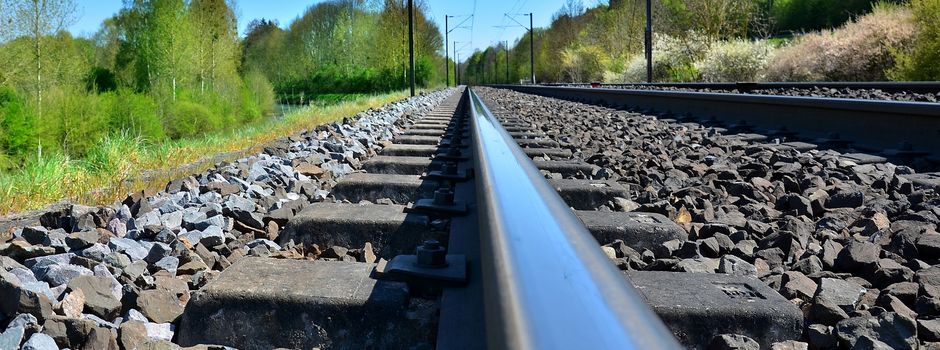Schottersteine auf Bahngleisen verteilt: Zugstrecke muss gesperrt werden