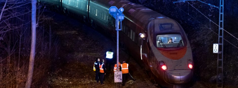 Umgestürzter Baum schließt 180 Fahrgäste im Zug ein
