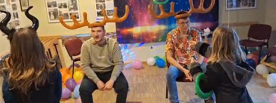 Partyspaß in bunten Kostümen