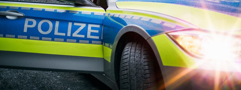 Unbekannter besprüht Frau mit Reizstoff und raubt Wertsachen