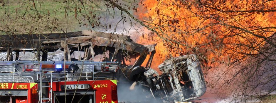 Inferno an Bahnübergang: Drei Tote bei Unfall mit Tanklaster