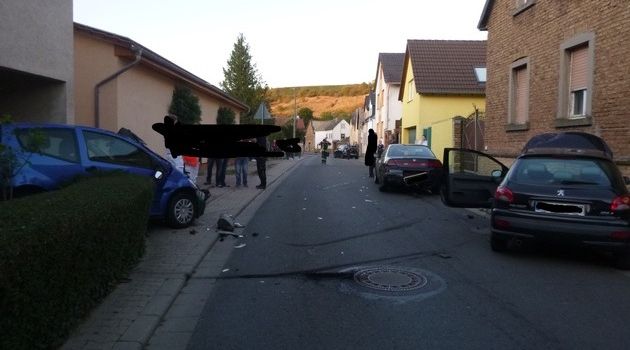 Schwabsburger demoliert 4 Autos und ein Hauseingang beim Ausparken