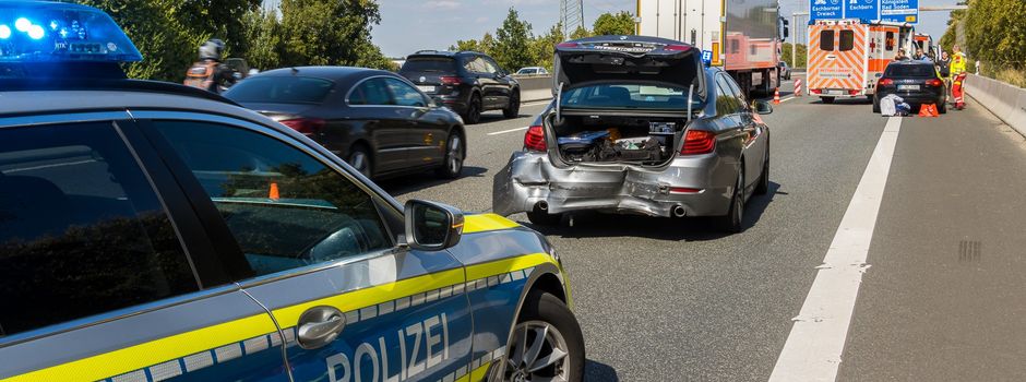 Anhaltezeichen ignoriert: Autofahrer fährt auf Zivilstreife auf