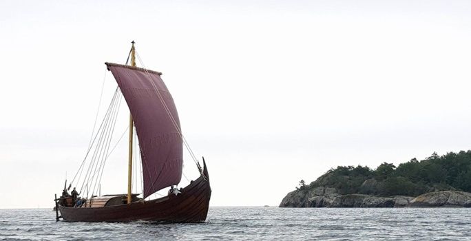 Wikingerschiff fährt durch Rheinhessen und legt in Mainz an