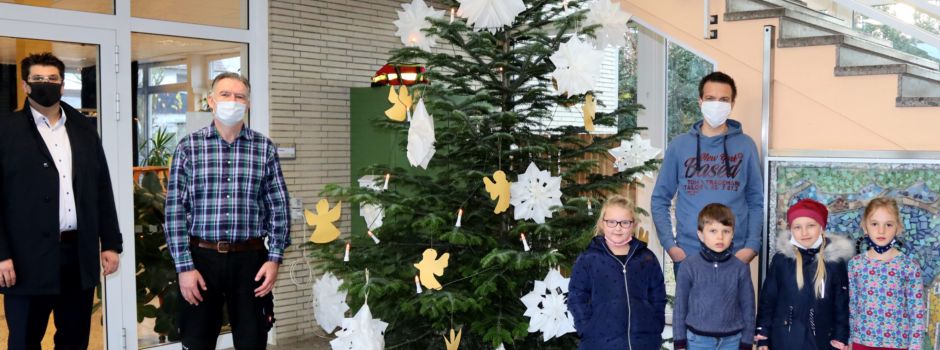 Weihnachtsbaum erfreut die Kinder der KGS Niederkassel