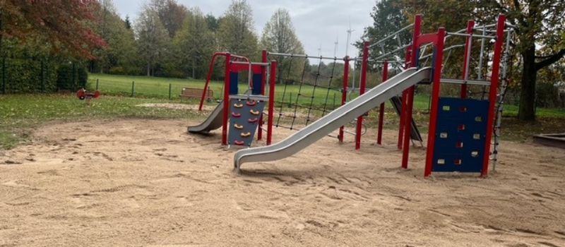 Neue Spielkombination auf dem Spielplatz an der Feldstraße
