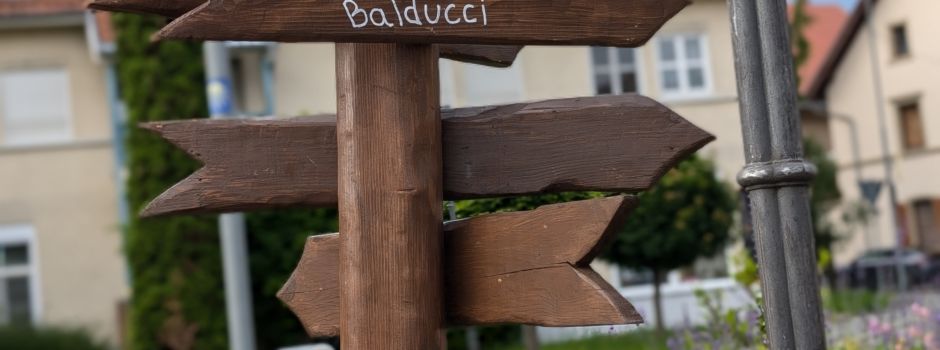 Wegweiser zu Pizza und Eis