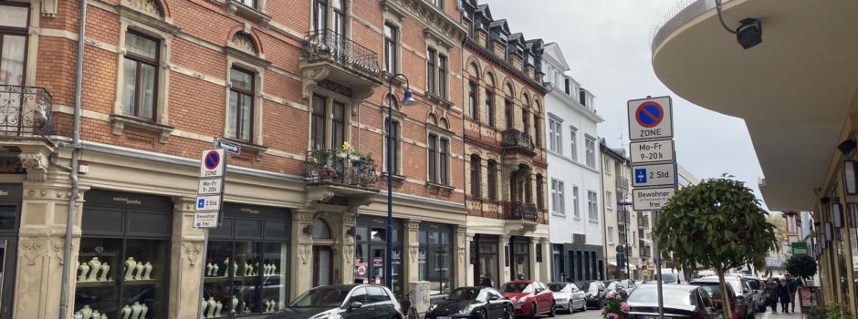 Mann in Wiesbaden mit Messer bedroht –  Passanten schreiten ein