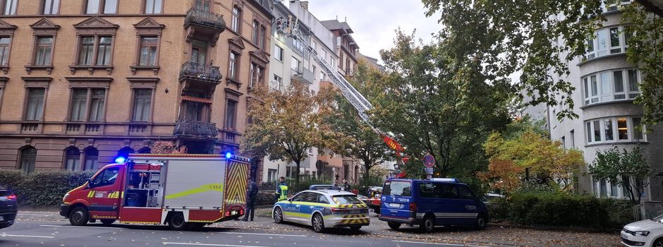 Einsatz in der Mainzer Neustadt: Feuerwehr mit Drehleiter in Straße