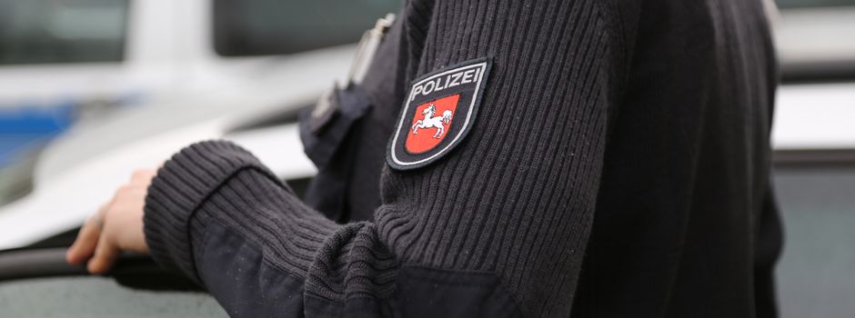 Auto prallt nach Ausweichmanöver gegen Baum und gerät in Brand
