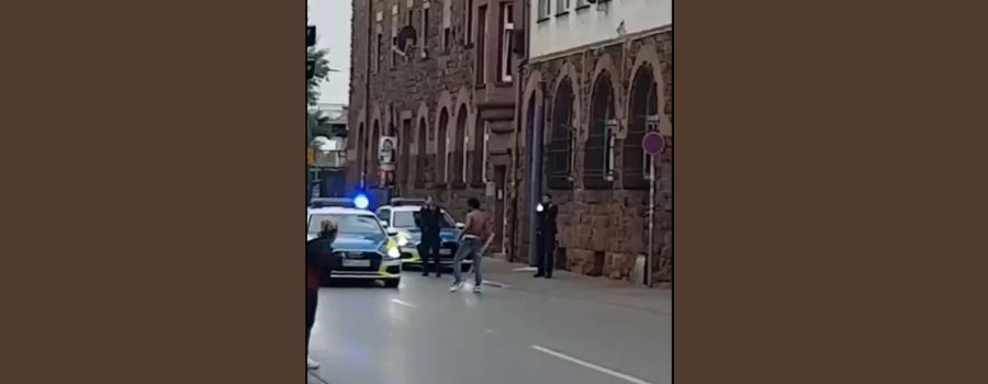 Randalierer schlägt mit Holzlatte auf Autos ein und demoliert Polizeiwagen