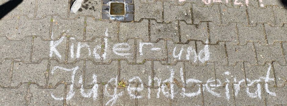 Zeichen gegen das Vergessen: Kinder- und Jugendbeirat reinigt Geesthachter Stolpersteine