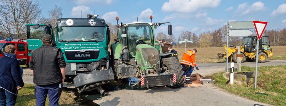 Lkw und Traktor kollidieren