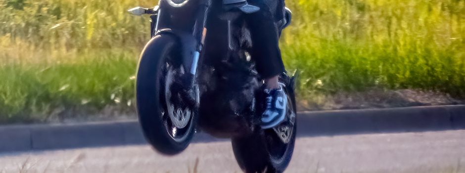 Ohne Führerschein Motorrad gefahren – auf dem Hinterrad und zu schnell