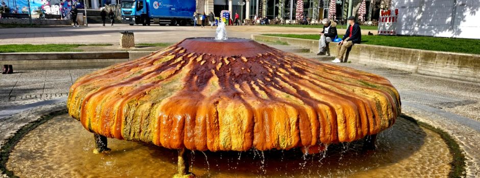 Männer auf Kochbrunnenplatz von Gruppe brutal zusammengeschlagen
