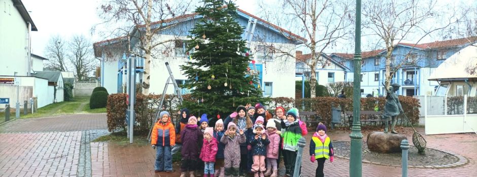 Kita Kinder schmücken Weihnachtsbaum