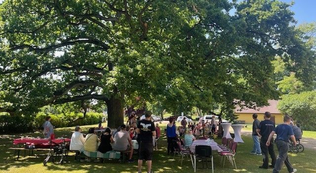 Generationenkaffee unter der Redefiner Eiche