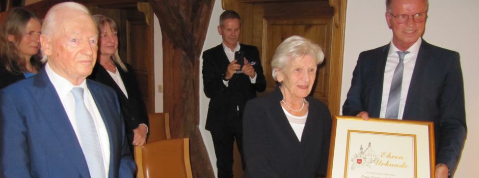 Stadt Hirschau verleiht Gertrud Conrad das Ehrenbürgerrecht