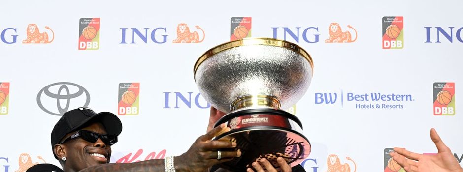 Mit Netz und Silberschüssel: Basketballer genießen EM-Party