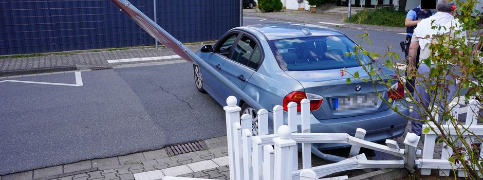 Unfall an Kreuzung: Autos krachen offenbar ineinander