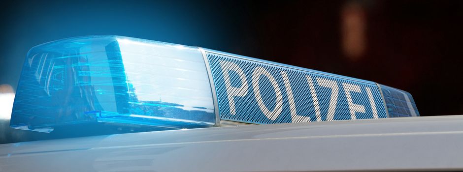 Minderjährige kommen mit Pkw von der Fahrbahn ab