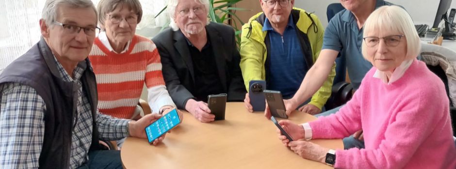 Digitaltreff für Seniorinnen und Senioren: Ehrenamtliches Team hilft bei Smartphone, Tablet & Co