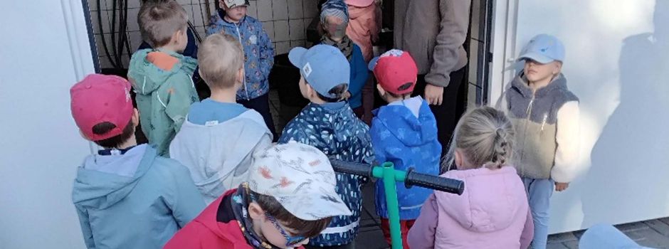 Von der Obstbaumwiese ins Saftglas – Kindergartenkinder keltern frischen Apfelsaft