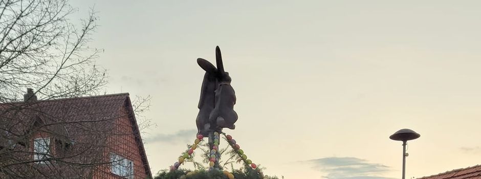 Der Osterbaum ist aufgestellt