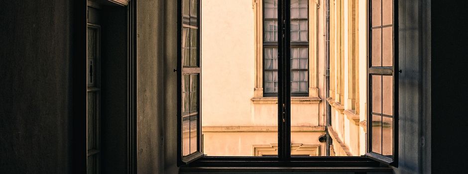 Wiesbadenerin wirft Wertgegenstände aus Fenster: Dreiste Trickdieb-Masche geht auf