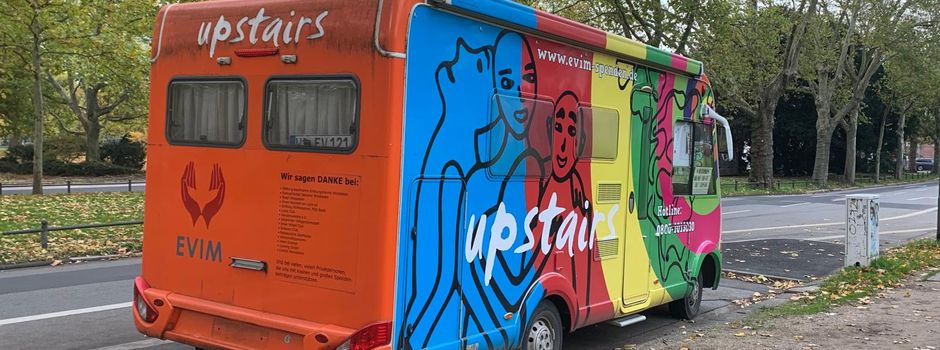 Was es mit dem bunten Wohnmobil am Wiesbadener Hauptbahnhof auf sich hat