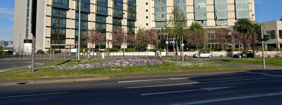 Bei Spurwechsel: Taxi fährt in Bus