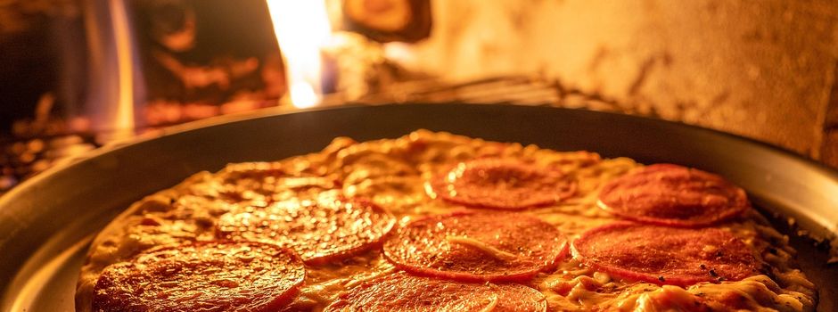 Pizza aus dem Lehmbackofen
