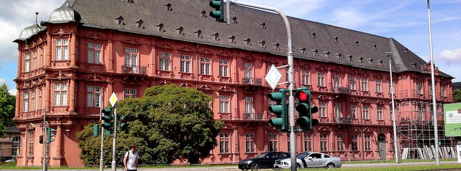 Warum das Kurfürstliche Schloss in Mainz jetzt eine besondere Plakette bekommt