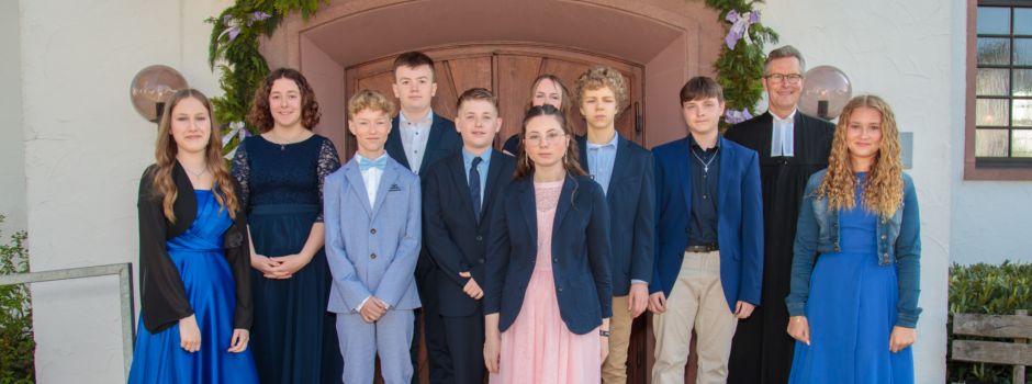 Jugendliche feiern festliche Konfirmation