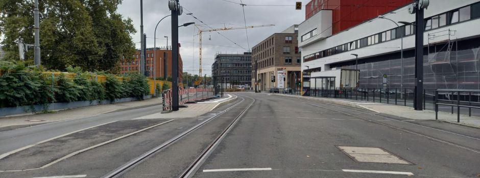 Bus fährt in Straßenbahnhaltestelle