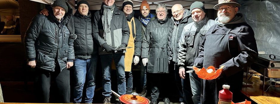 Angrillen der Gruppe Männer Aktiv – Gemeinschaft, die verbindet