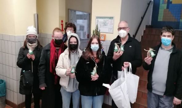 Freude bei Mainzer Wohnungslosen: Schüler verteilen Gebäck