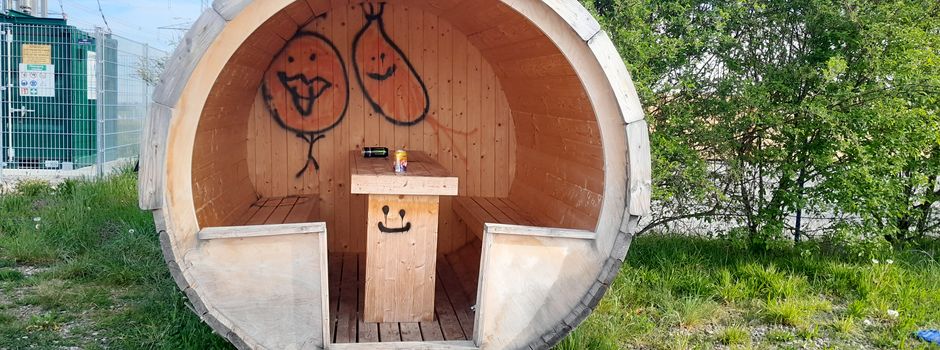 Sitzfass mutwillig mit Graffiti "verschönert"