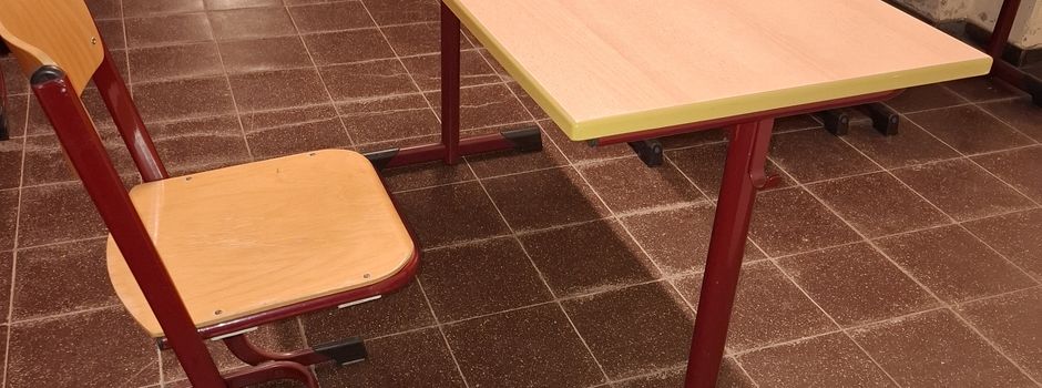 Schultische und -stühle kostenfrei abzugeben
